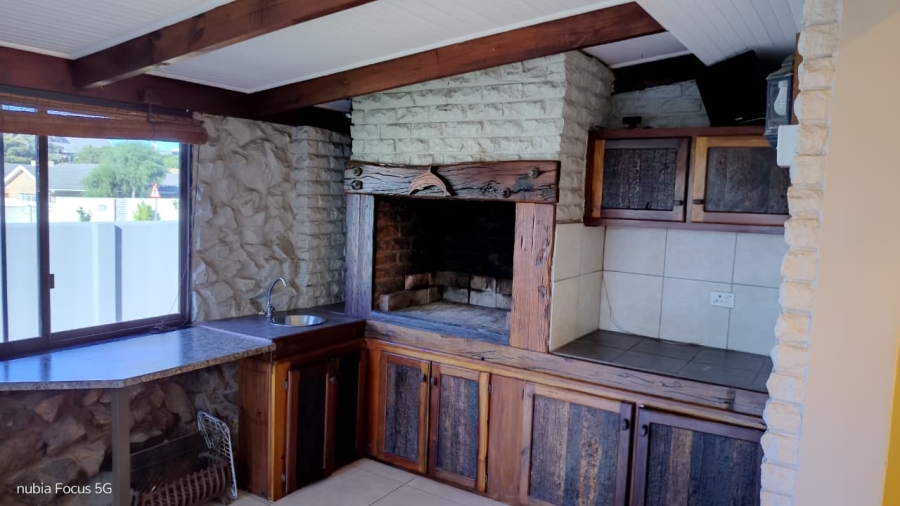 To Let 4 Bedroom Property for Rent in Wavecrest Eastern Cape